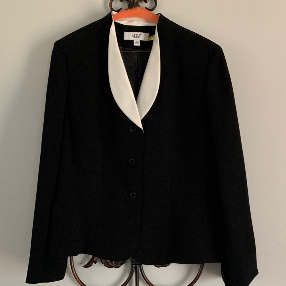 Le Suit Black Blazer with White Collar